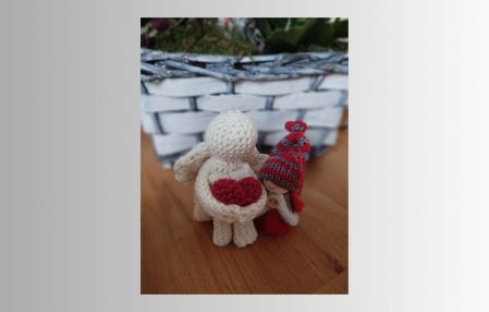Ein gehäkelter Engel neben einem Wichtel