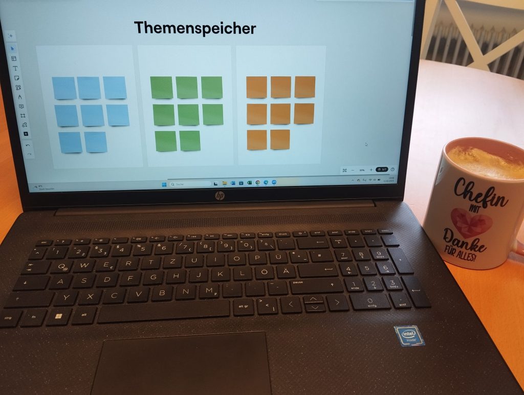 Laptop offen mit dem Bild (Themenspeicher