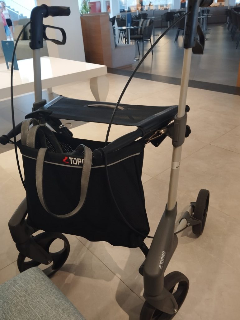 Rollator mit Handtasche im Netz
