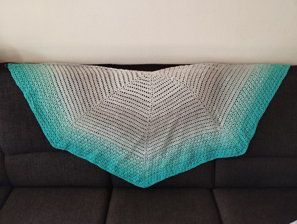 gehäkeltes Tuch mit Farbverlauf von grau nach türkis