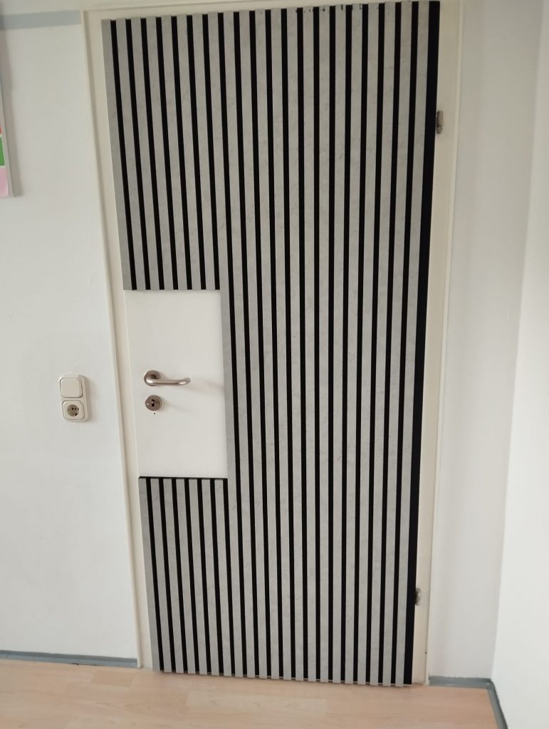 Tür mit aufgeklebten Akustikplatten