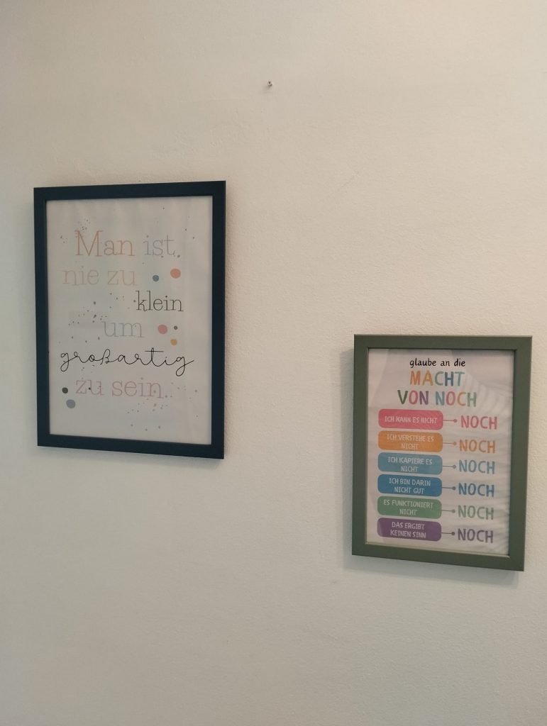 zwei Bilder mit bunter Schrift 