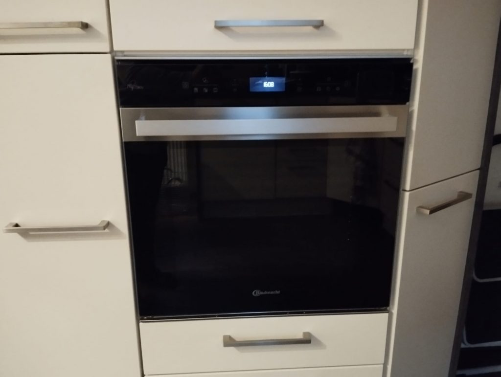 geschlossener Backofen in Küchenschrank