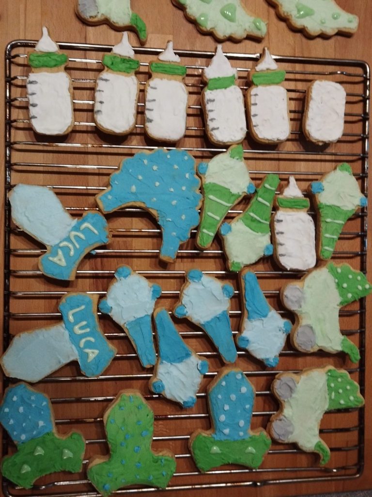 Kekse auf einem Gitter mit Baby Motiven und Glasur